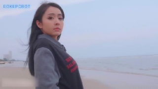 Janda Liburan Menikmati Pantai